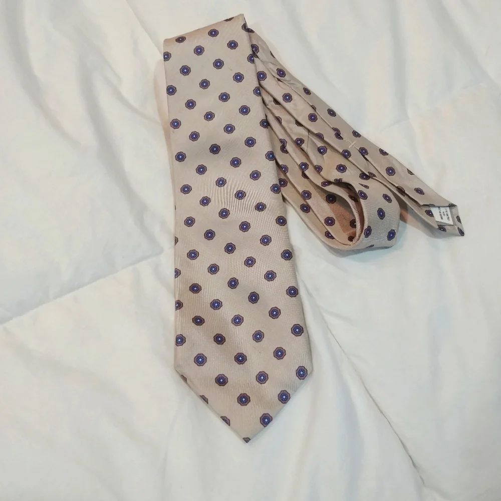 Vintage Valentino 100% Italian silk, Cream With Small Spots Pattern tie